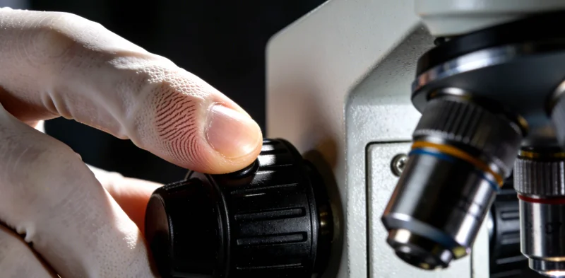 楚雄一位家长正抱着宝宝,面带关