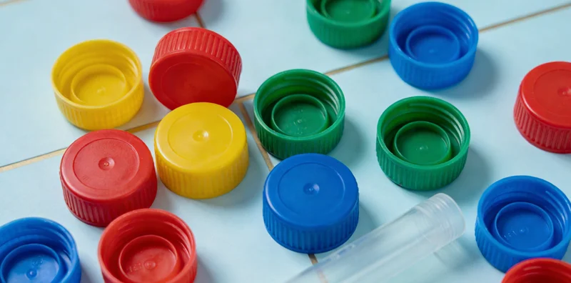 实验室技术人员正在进行基因测序