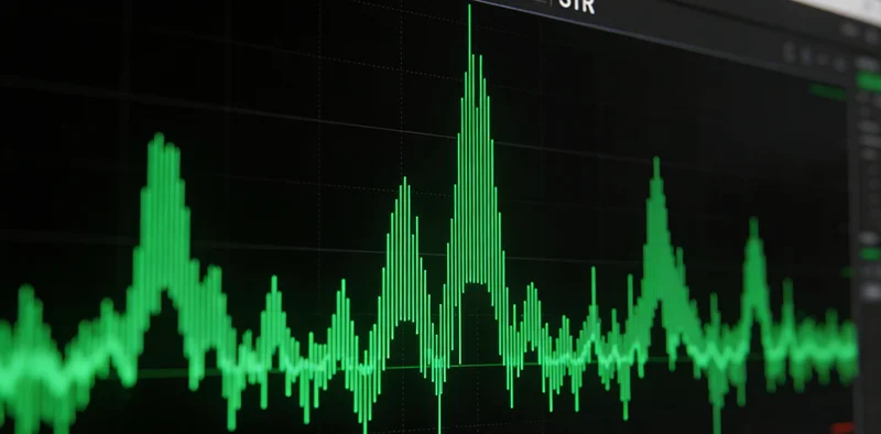 一位中年男性在室外掩口咳嗽,表