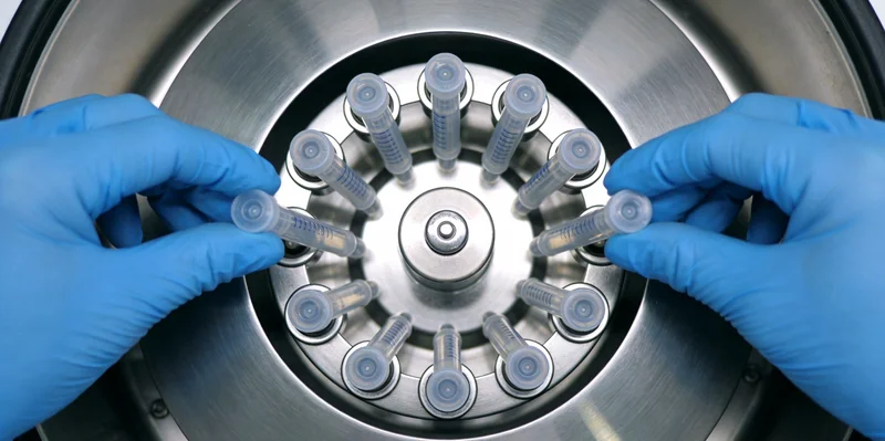 康复患者与医护人员在阳光下交流