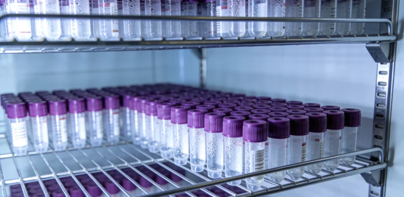 护士正在为患者进行规范的鼻咽拭