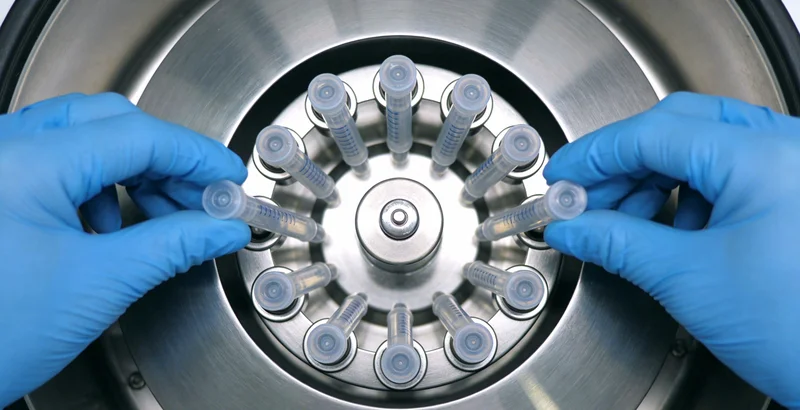 在专业的医学实验室内，技术人员