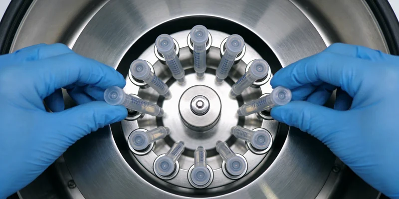 备孕夫妇在诊室内与医生沟通咨询