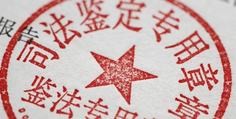 医生在办公室内，正指着电脑屏幕