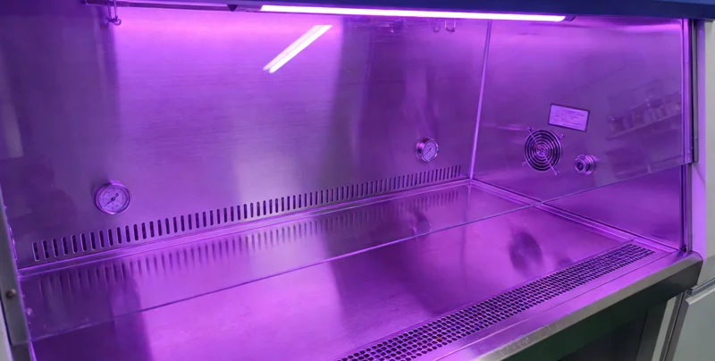 医生正在电脑前分析PCR检测报