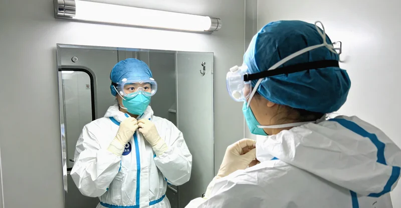 一对年轻夫妇在公园里轻松散步，