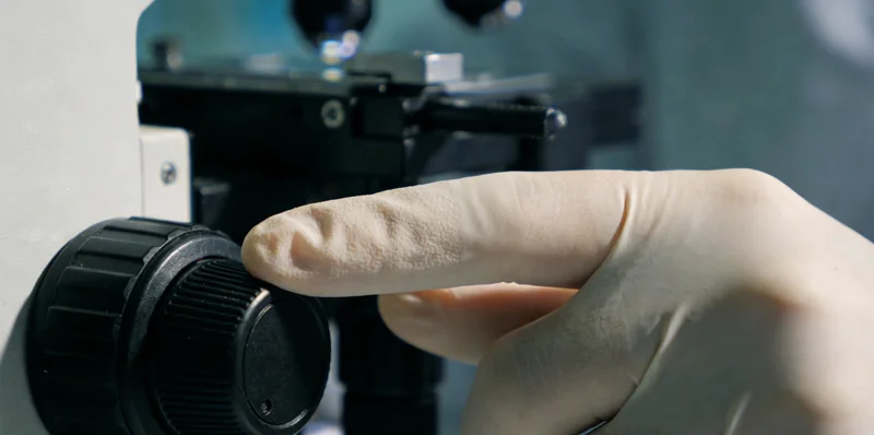 一位医生正在电脑前查看详细的基