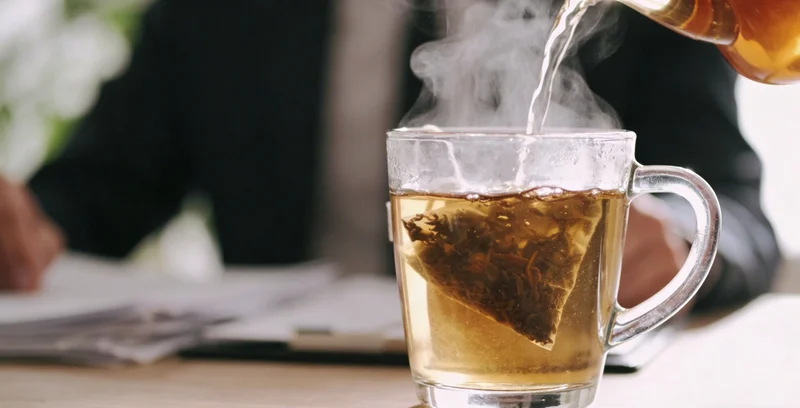 梧州某医院儿科诊室外，家长带着