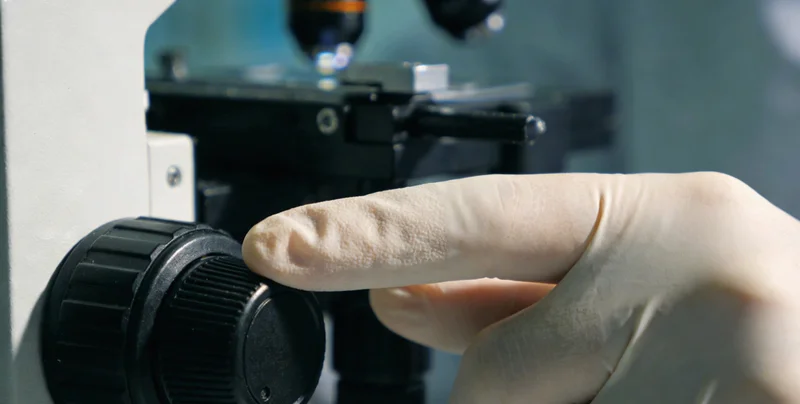 医生在办公室内仔细分析基因检测