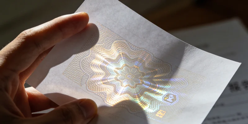 一位患者指着膝关节，与医生交流