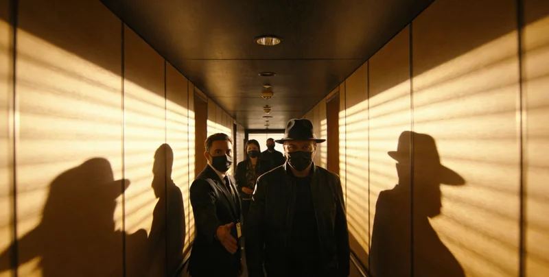 在诊室中，医生正指着基因检测报