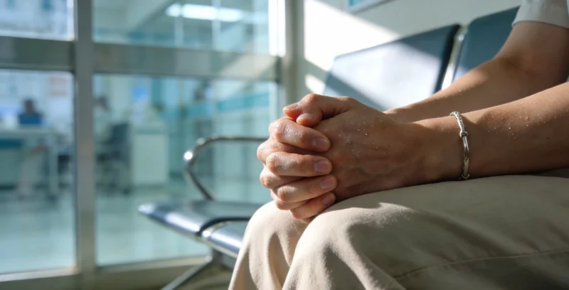 一位女士正担忧地触摸自己的颈部