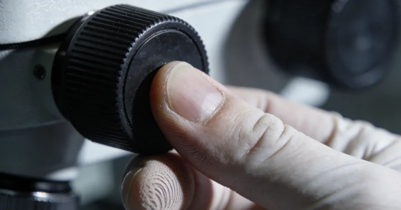 一位医生正在认真查看和分析基因