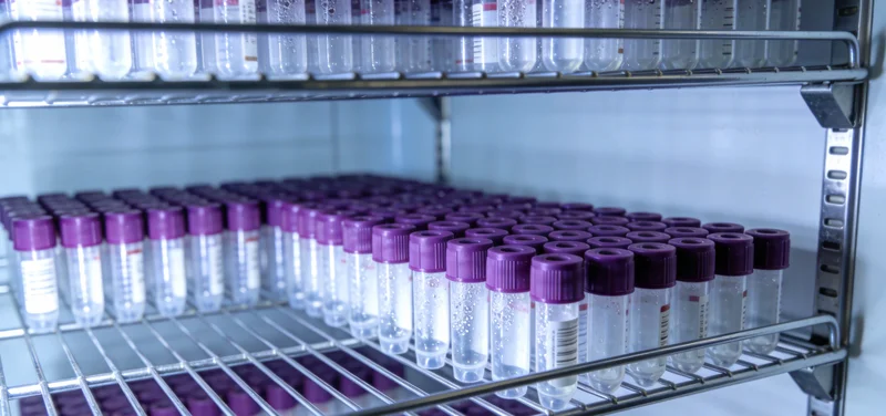 淮南女性正在与医护人员沟通健康