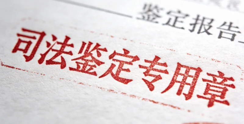 一双正在用流动水和肥皂洗手的手