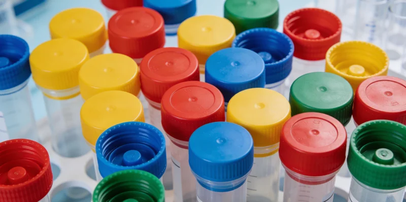 甘南居民在医院查看一堆化验单,