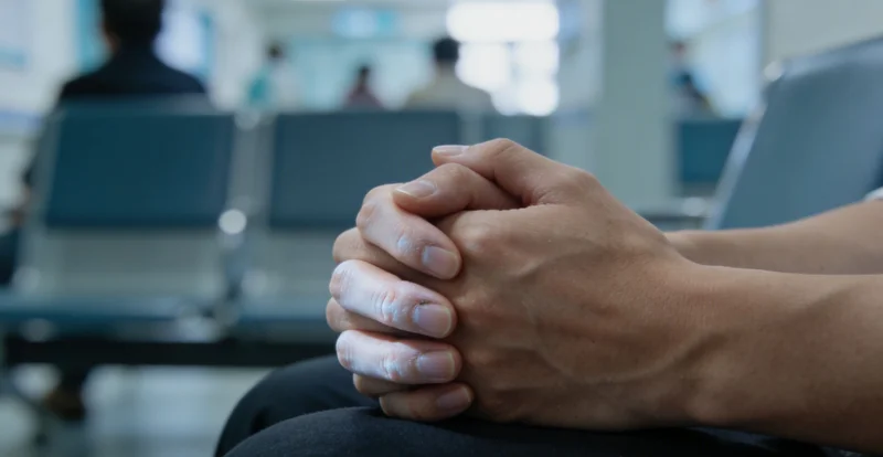 康复中的患者与家人温馨互动的剪