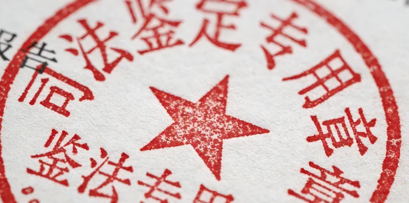 一个家庭在咨询医护人员，背景是