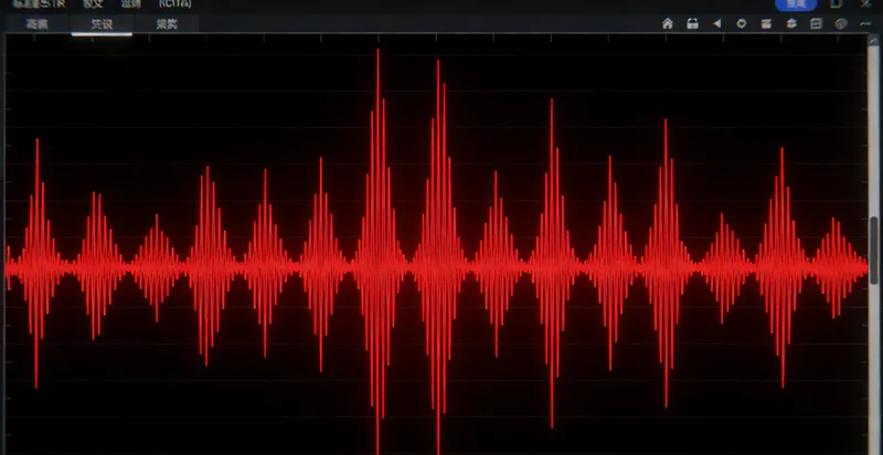 一家三口在医生指导下查看健康计