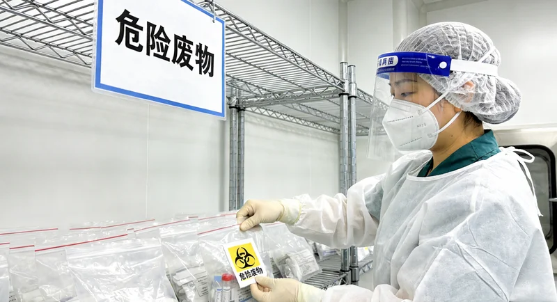 石家庄医护人员进行静脉血样本采