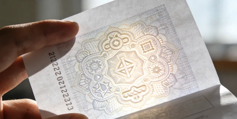 一位女性在健身房运动后,与医生