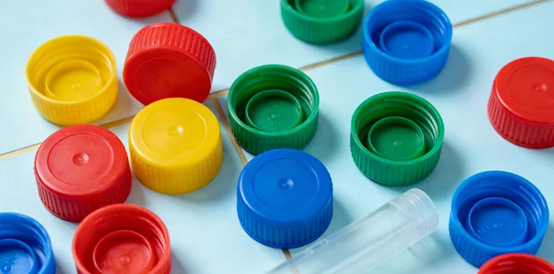 医院急诊室内,医生正在查看检查