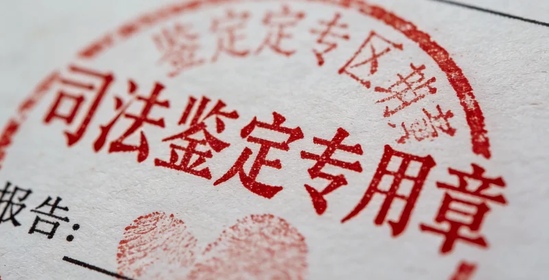 戴着口罩的牧业工作者在养殖场环