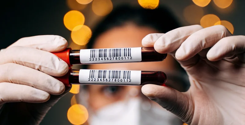 双手捧着一颗发光的爱心,背景是