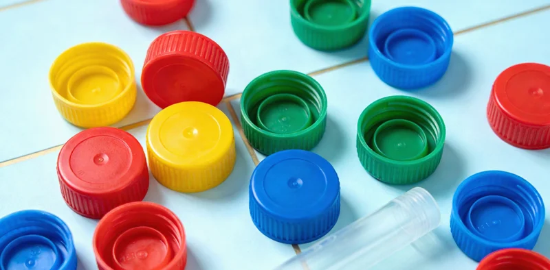 一位中老年人正在揉捏疼痛的膝关