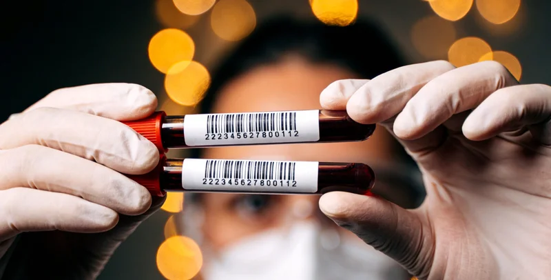 一位穿着工装的快递员在休息时查