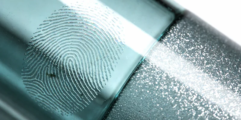 示意图:人物佩戴口罩,并在水池