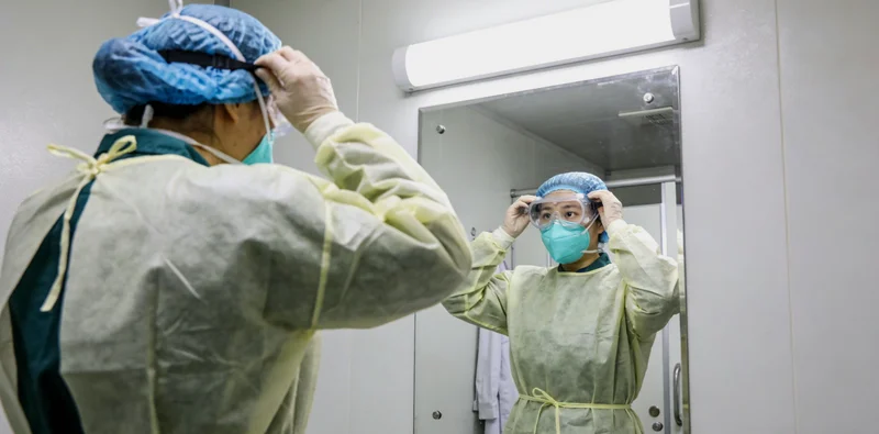 专业人员在显微镜前分析样本,象