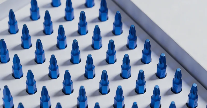 一位都市白领在办公室查阅健康报