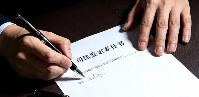 一位患者在医院走廊,面对一堆检