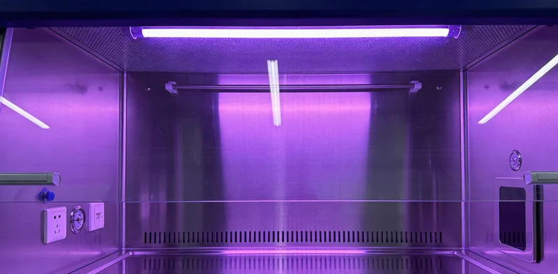 医生在诊室中,手持检测报告,与