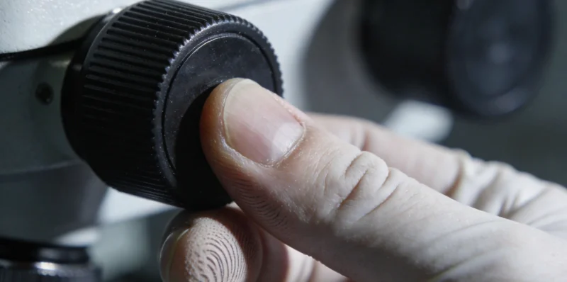 高科技基因测序仪正在运行，屏幕