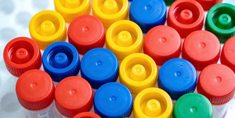 一位母亲担忧地摸着发烧孩子的额