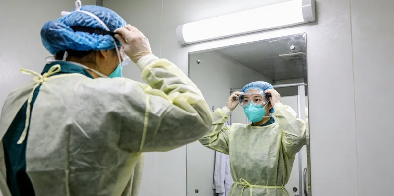 康复后的患者与医生在诊室内进行