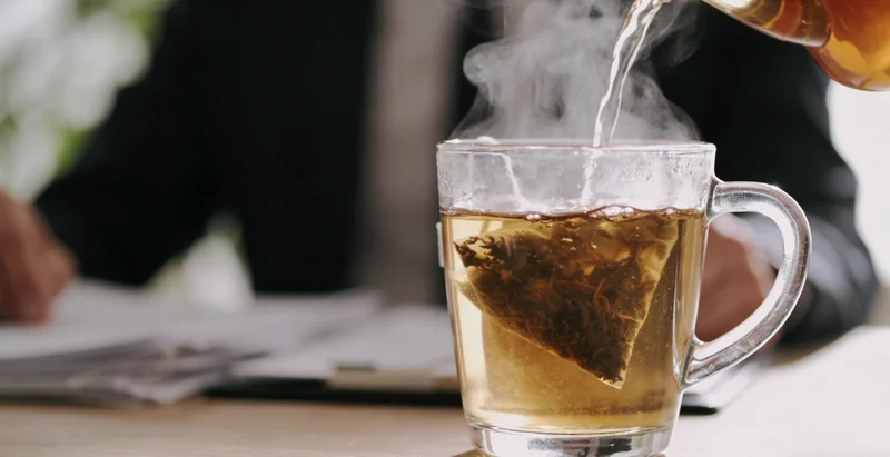 专业技术人员在实验室内操作精密