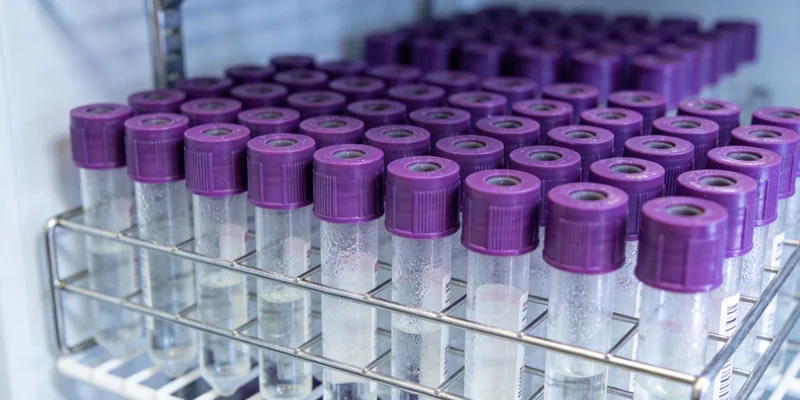 雅安家庭面对满抽屉药品，表情困