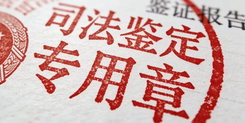 桂林山水背景下,一家人温馨讨论