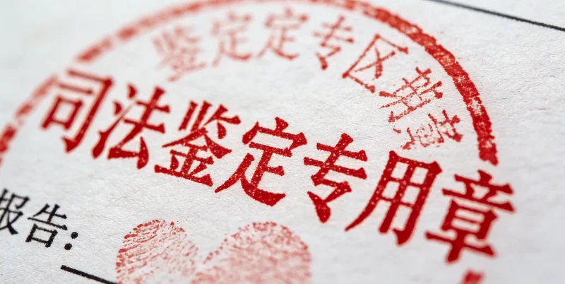 昌吉市民在医院向医生咨询关节疼