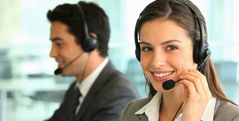 神经内科诊室内，医生与家属沟通