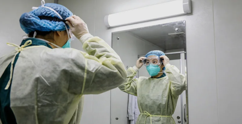 患者康复后与医生交流,面带笑容