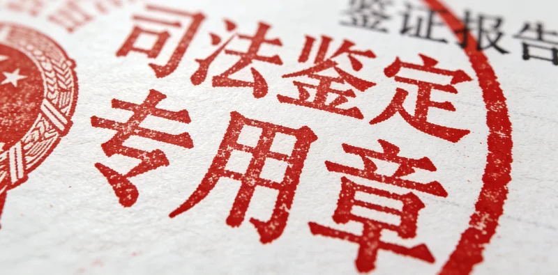 职场人士在户外跑步运动,展现积