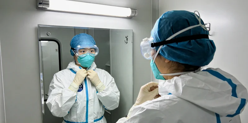 广元某医院内,医生正在查看患者