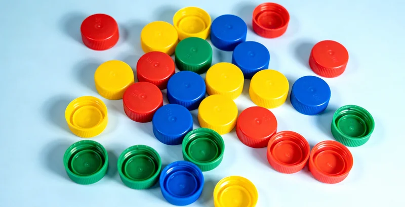 现代化医学实验室内部，技术人员