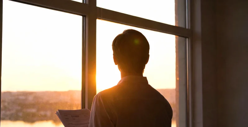 一家人在家中，大人正在教孩子正