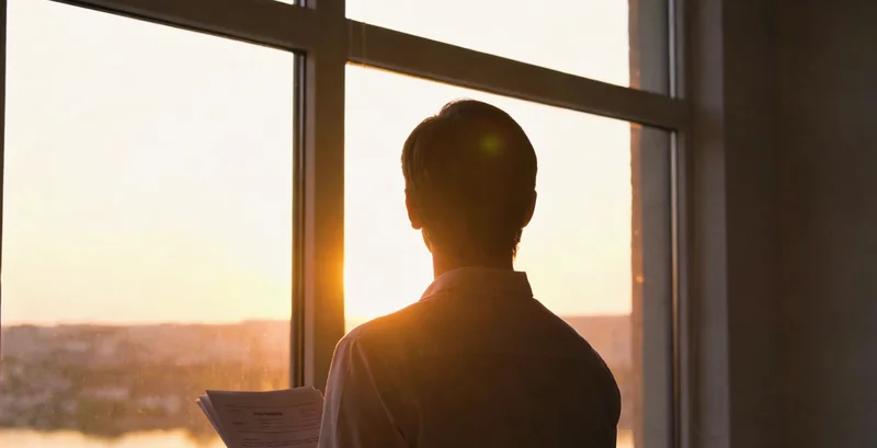 一位年长的女性劳动者在户外自然