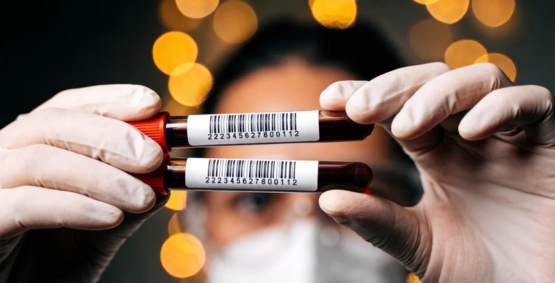 护士正在为受检者进行无痛静脉采